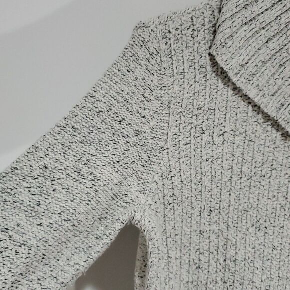 Denver Hayes medium cowl/turtleneck sweater - Picture 4 of 8